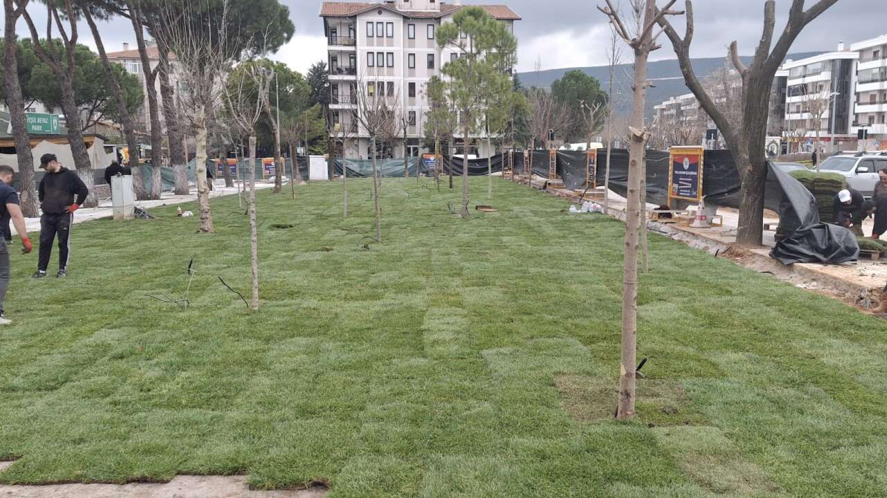 Menteşe’de Tartışmalı Park Projesinde Yeni Aşama: Mermer Kaldırıldı, Zemin Çimle Kaplandı