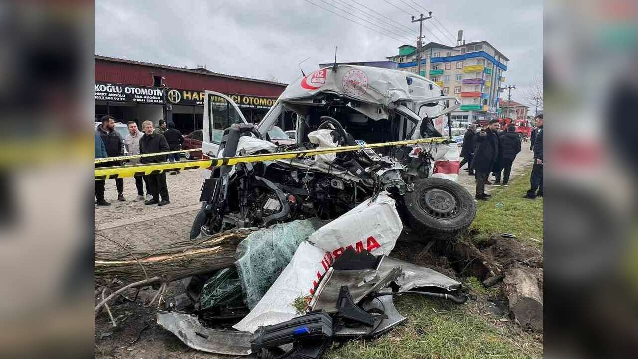 Vakaya Giden Ambulans Kaza Yaptı: 1 Sağlık Çalışanı Hayatını Kaybetti, 3 Yaralı