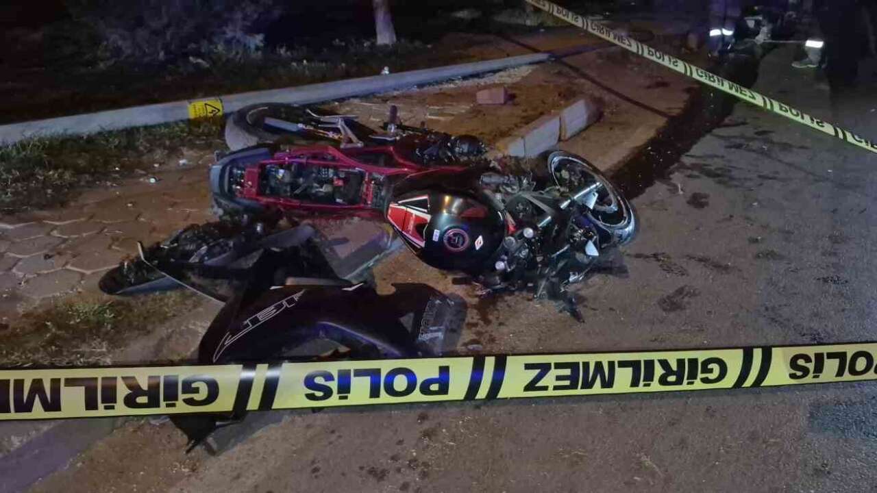 Aydınlatma Direğine Çarpan Motosiklet Sürücüsü Hayatını Kaybetti