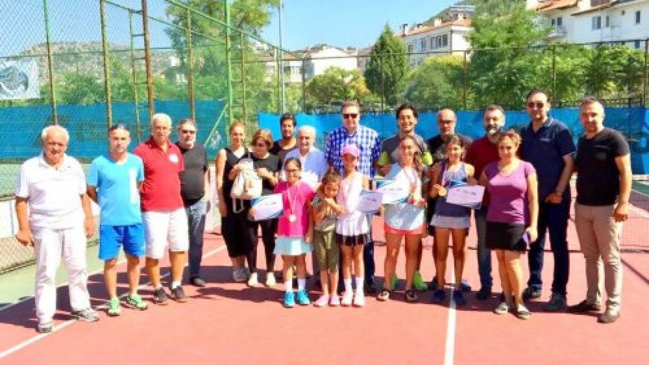 Dereceye Giren Sporcular Madalyalarını Aldı