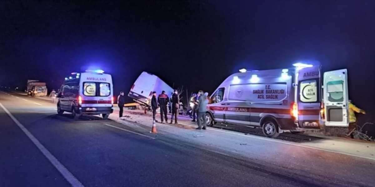 Tırın Dorsesine Arkadan Çarpan Kamyonette Can Pazarı: 2 Ölü, 1 Yaralı