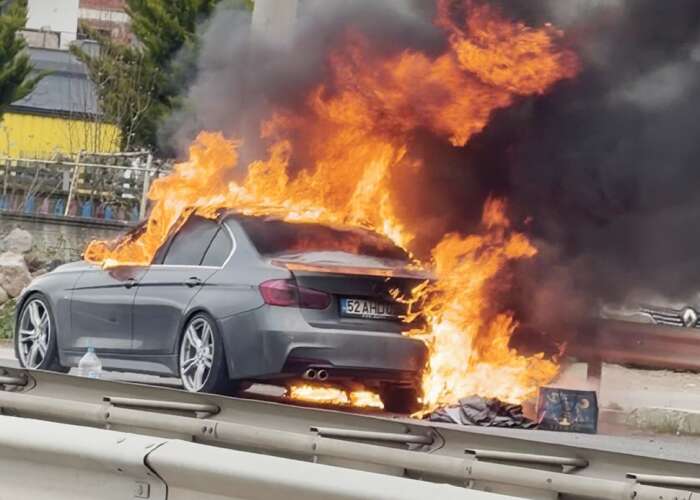 Motorundan Dumanlar Yükseldi, Lüks Otomobil Alev Topuna Döndü