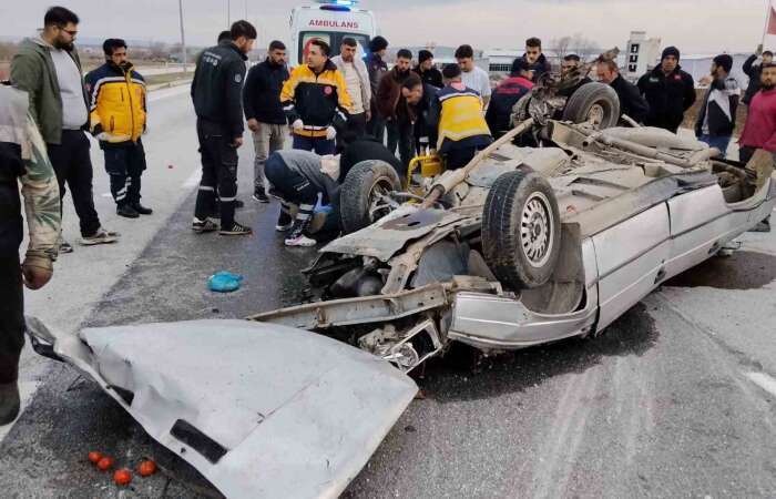 Aydınlatma Direğine Çarpan Otomobil Takla Attı: 3 Yaralı