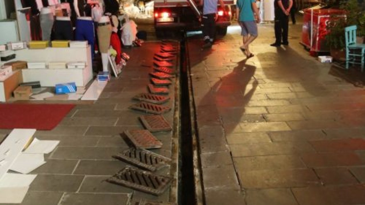 Yağmur suyu kanalları temizlendi