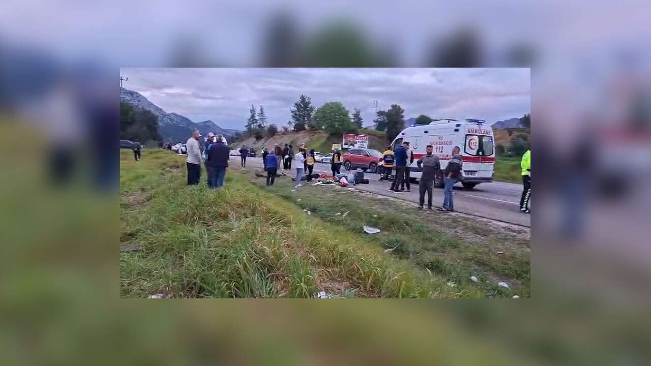 Bayram Yolunda Yine Kaza: Otomobiller Kafa Kafaya Çarpıştı, Çok Sayıda  Yaralı Var