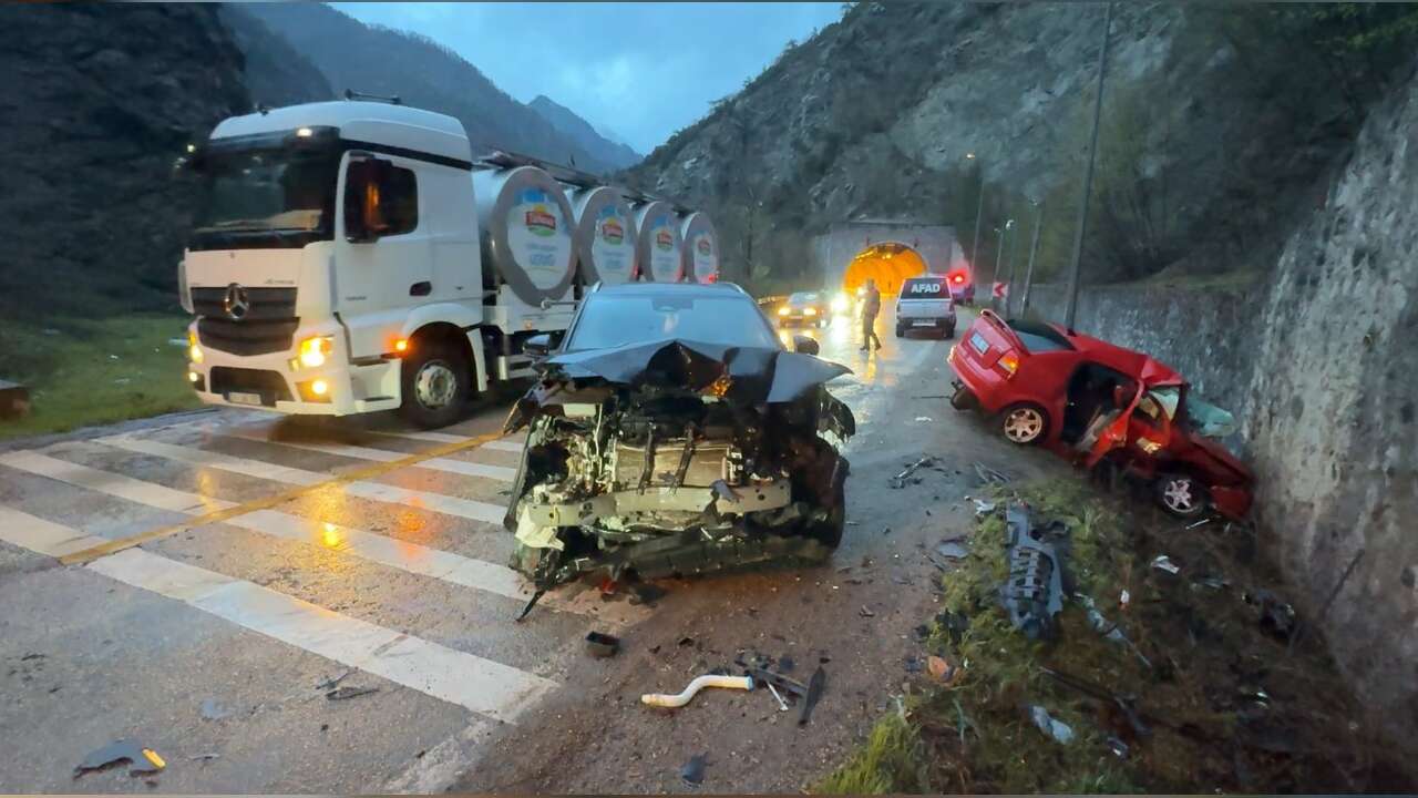 İki Otomobil Çarpıştı 1 *lü, 5 Yaralı