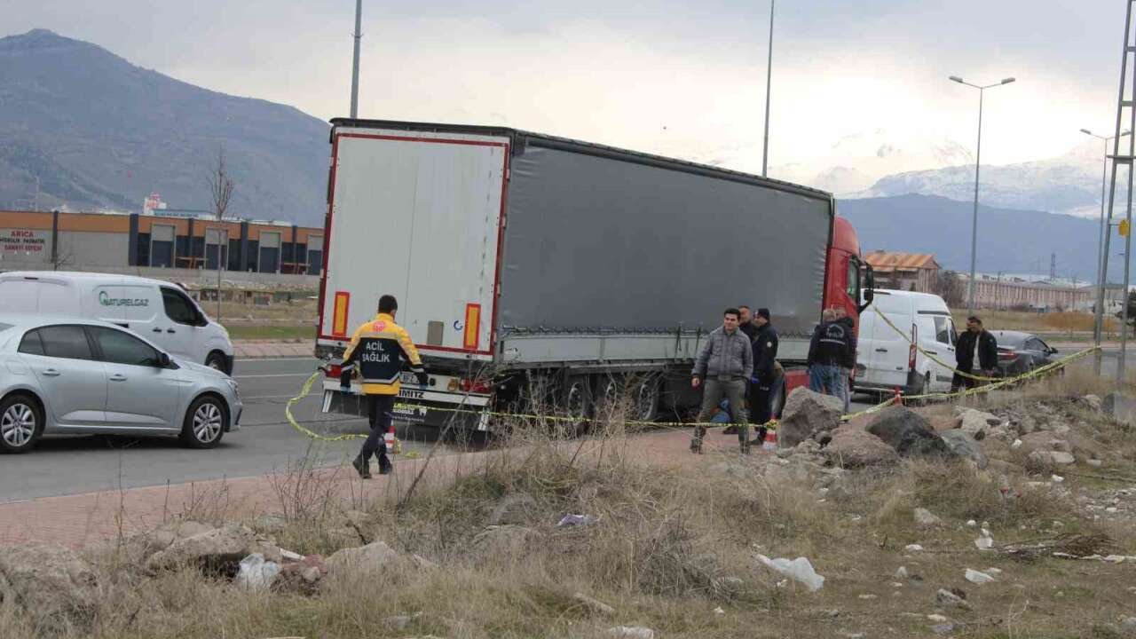 Ürün Getiren Tır Şoförü Tırın Altında Ölü Bulundu