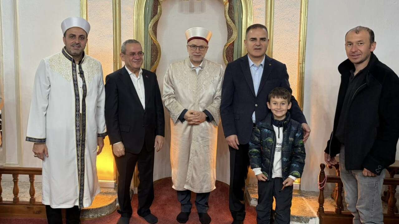 Muğla Valisi Dr. İdris Akbıyık, Bayram Namazı Sonrası Vatandaşlarla Bayramlaştı