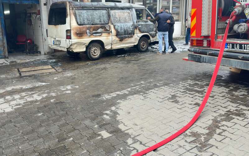 Milas’ta Panelvan Araç Alevlere Teslim Oldu: Can Kaybı Yok