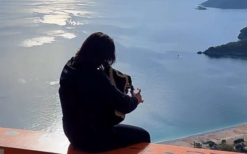 Koray Avcı’dan Ölüdeniz’de Manzara Eşliğinde Bayram Performansı