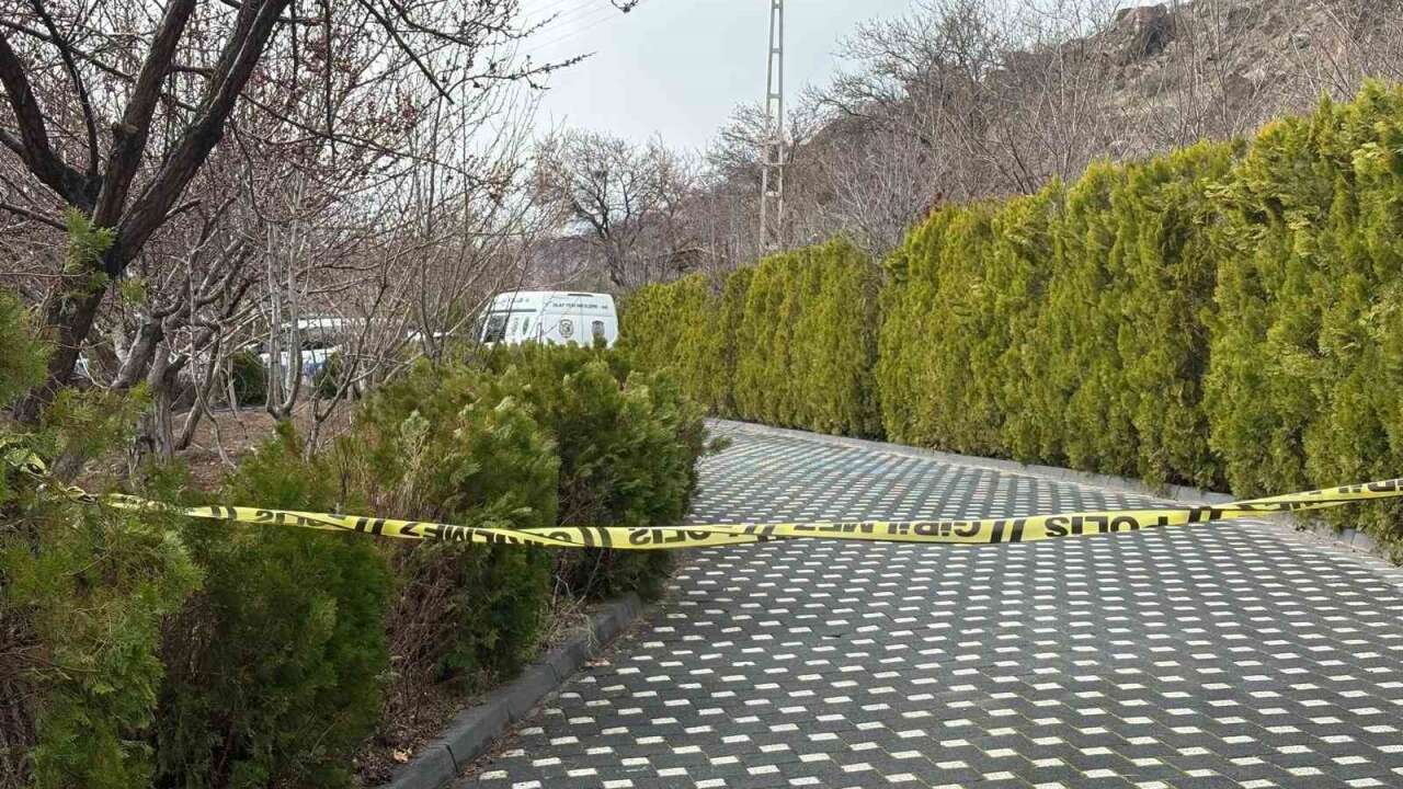 Bayramın İlk Günü Bahçesinde İnt*har Etti