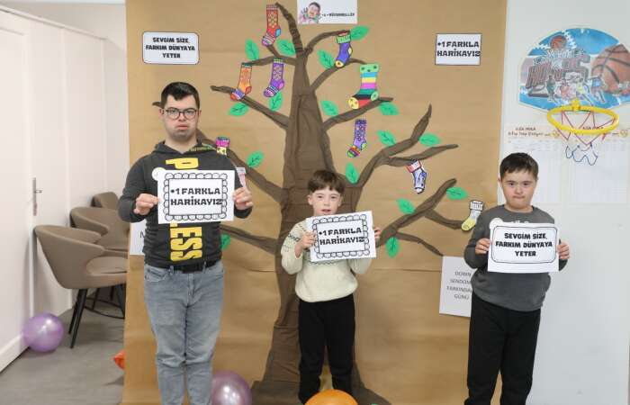 Muğla’da Farkındalık İçin Renkli Çoraplar Boyandı