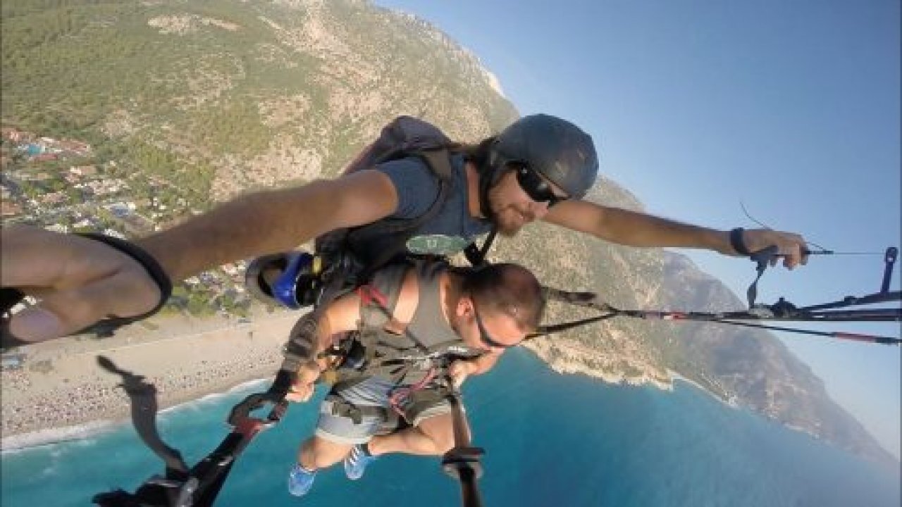 Yamaç paraşütüyle atlayan tatilcilerin zor anları