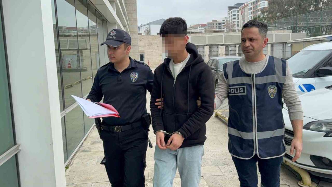 Yan Bakma Kavgası Kanlı Bitti: 17 Yaşındaki Çocuk Boynundan Bıç*klandı