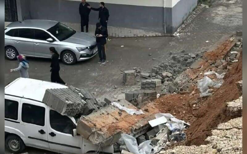 Yağışın Etkisiyle Duvar Çöktü: Otomobil Hurdaya Döndü