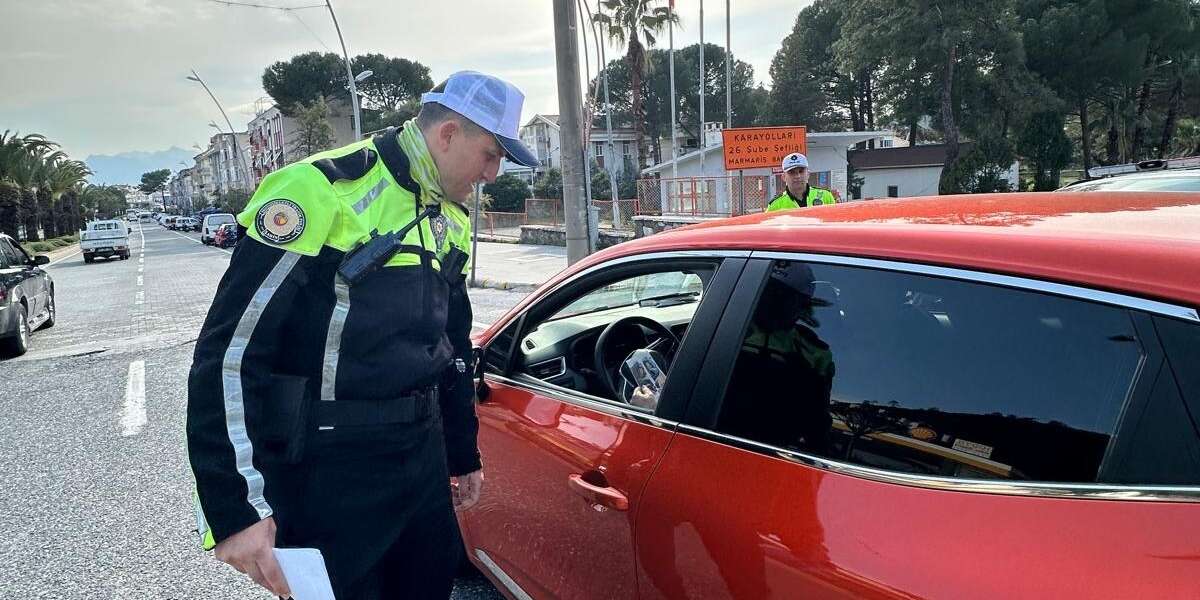 Marmaris'te Bayram Yoğunluğunda Sıkı Denetim: Binlerce Sürücüye Ceza