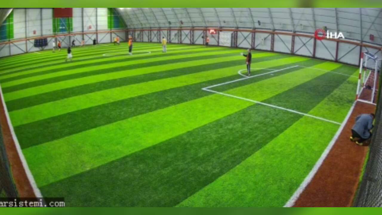 Bayram Tatiline Gitti: Halı Sahada Kalbine Yenik Düştü, O Anlar Kamerada