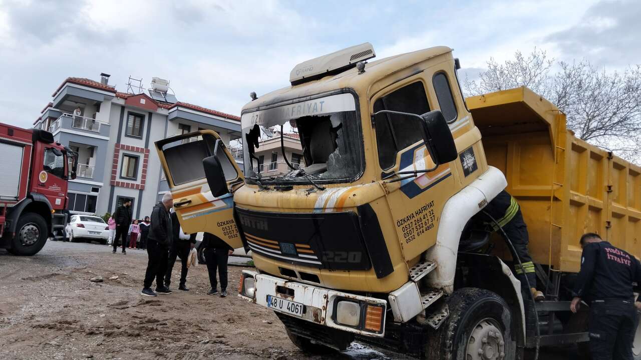 Milas’ta Park Halindeki Hafriyat Kamyonu Alev Aldı
