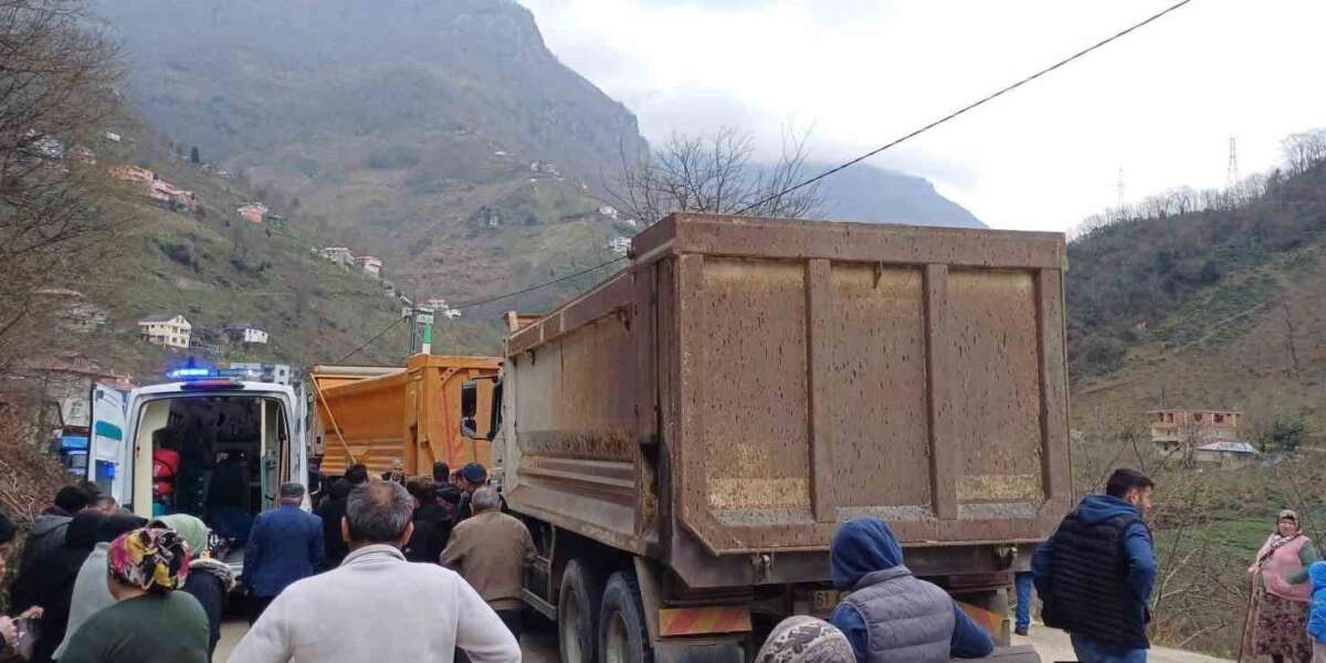 Cenaze Konvoyunda Kaza: Kamyonun Ezdiği Kadın Hayatını Kaybetti