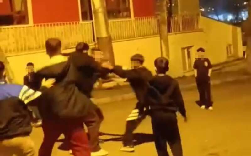 Sokakta Yaşanan Olay Tepki Çekti: Görüntüler Sonrası 2 Çocuk Tutuklandı