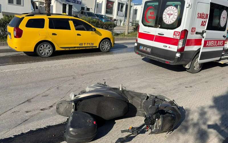 Muğla’da Motosiklet Yayaya Çarptı: 2 Yaralı, Trafik Felç Oldu