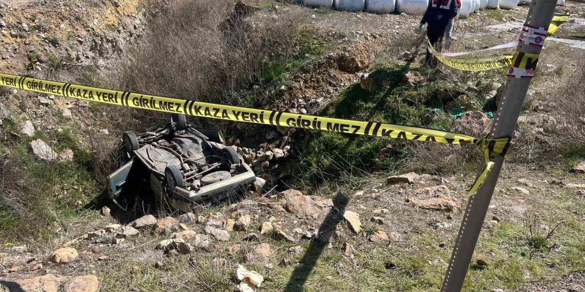 Otomobil Yoldan Çıkarak Çukura Uçtu: 2 Ölü, 1 Yaralı