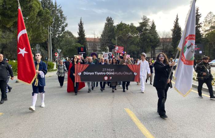 Menteşe’de Dünya Tiyatro Günü Coşkusu: Sanat Sokaklara Taştı