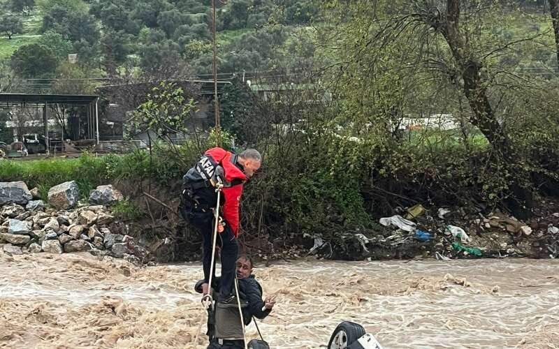 AFAD ve İtfaiye Zamanla Yarıştı: Sele Kapılan Otomobilde *len Kişinin Kimliği Belli Oldu