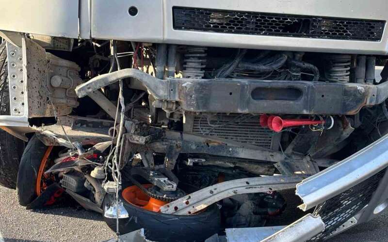 Virajı Dönemeyen Motosiklet Kamyonla Çarpıştı: 1 Kişi Hayatını Kaybetti