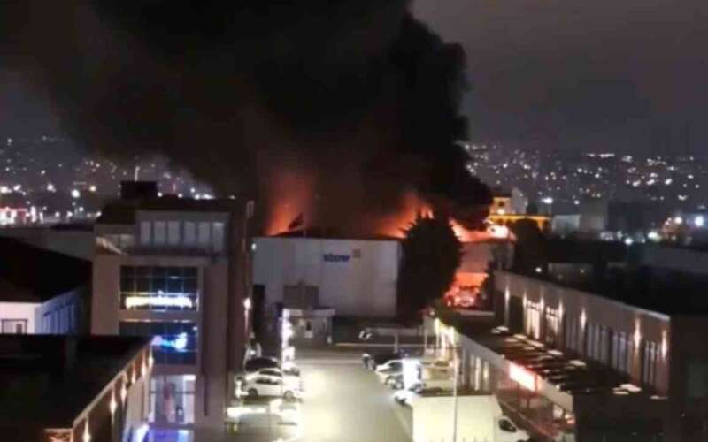 Geceyi Alevler Aydınlattı: Fabrika Yangını Büyük Hasara Yol Açtı