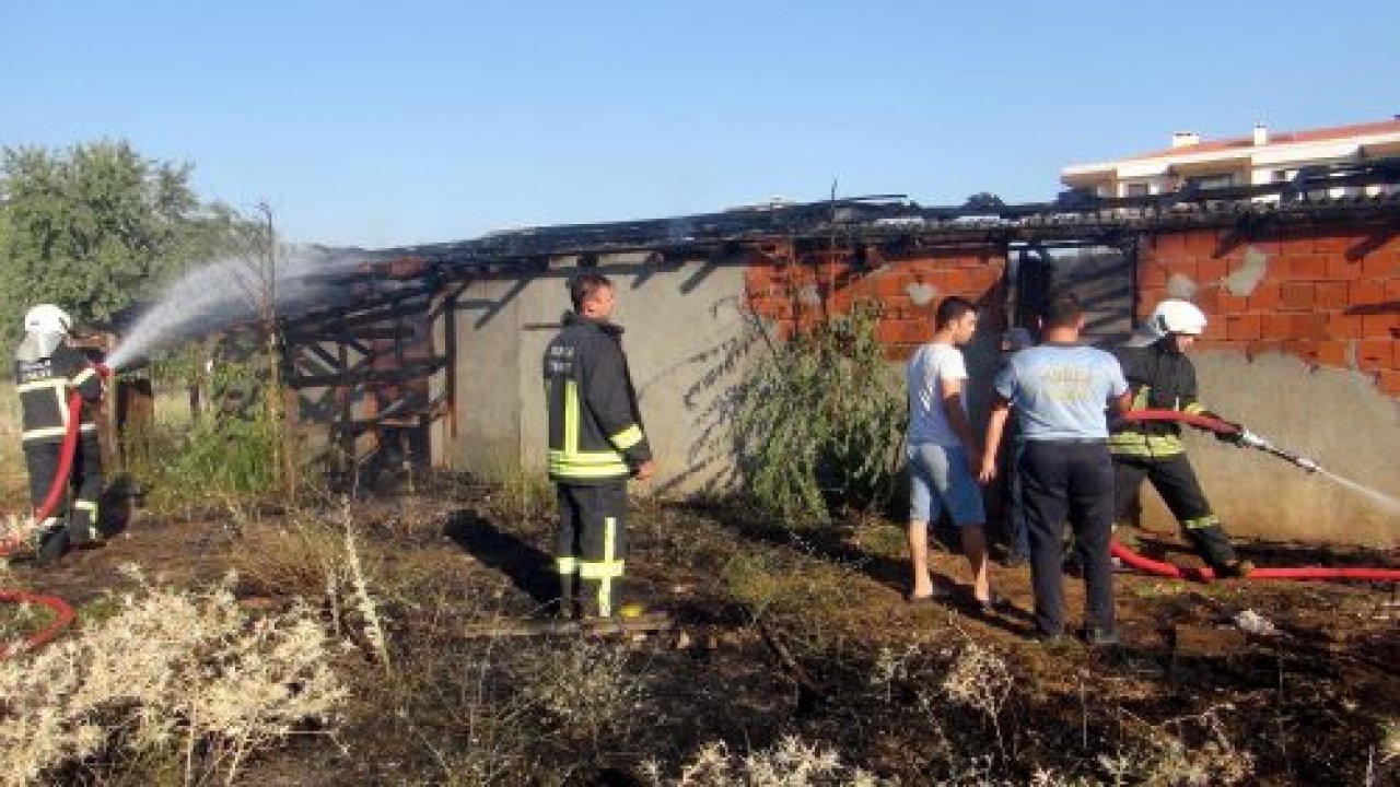 Boş binanın çatısı yandı