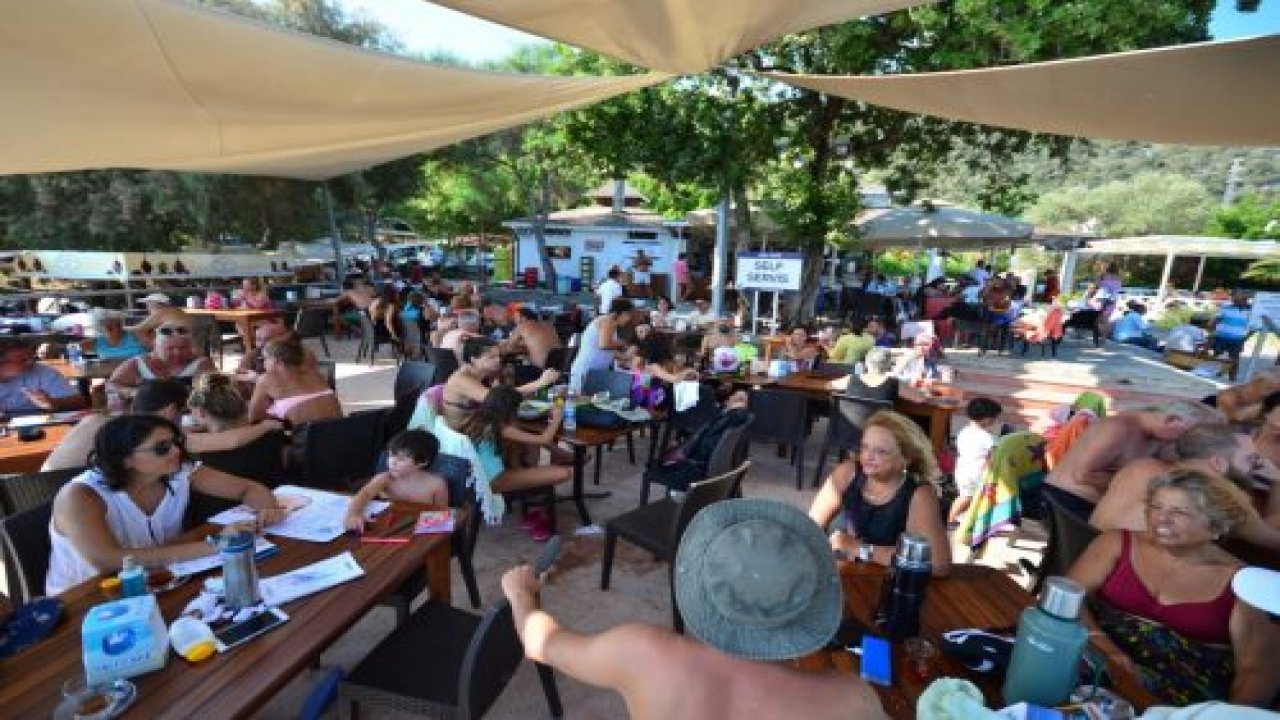 Belediye kafeteryaları bayramda doldu