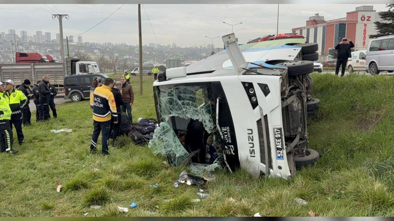 Fen Lisesi Öğrencilerini Taşıyan Midibüs Şarampole Yuvarlandı: 15 Yaralı