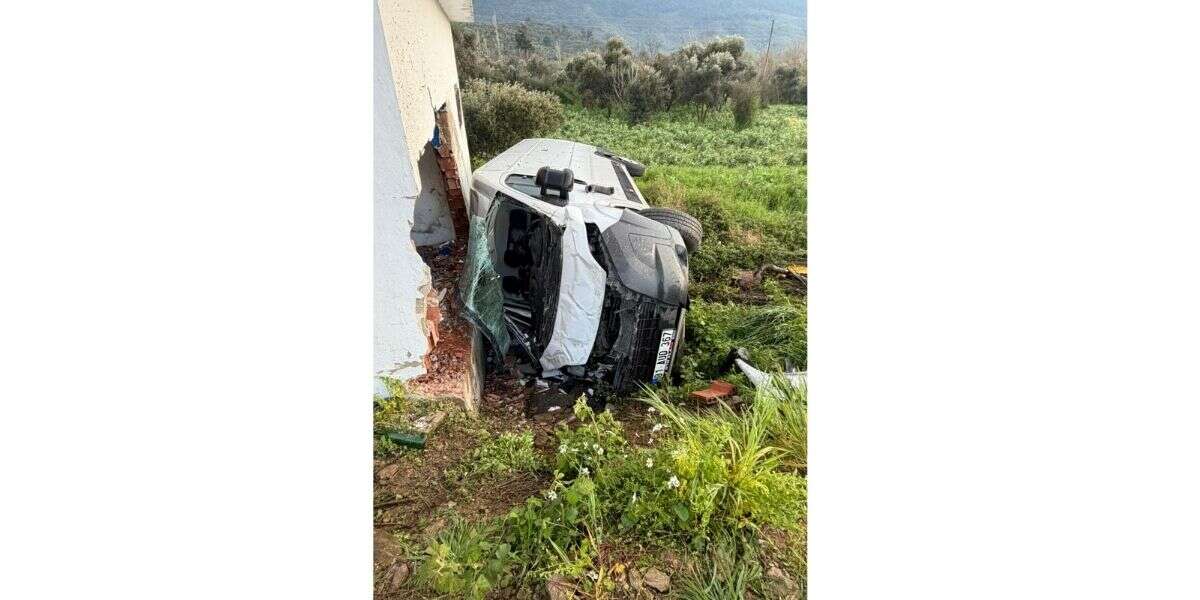 Milas’ta Trafik Kazası: Araç Duvara Çarptı, 2 Yaralı