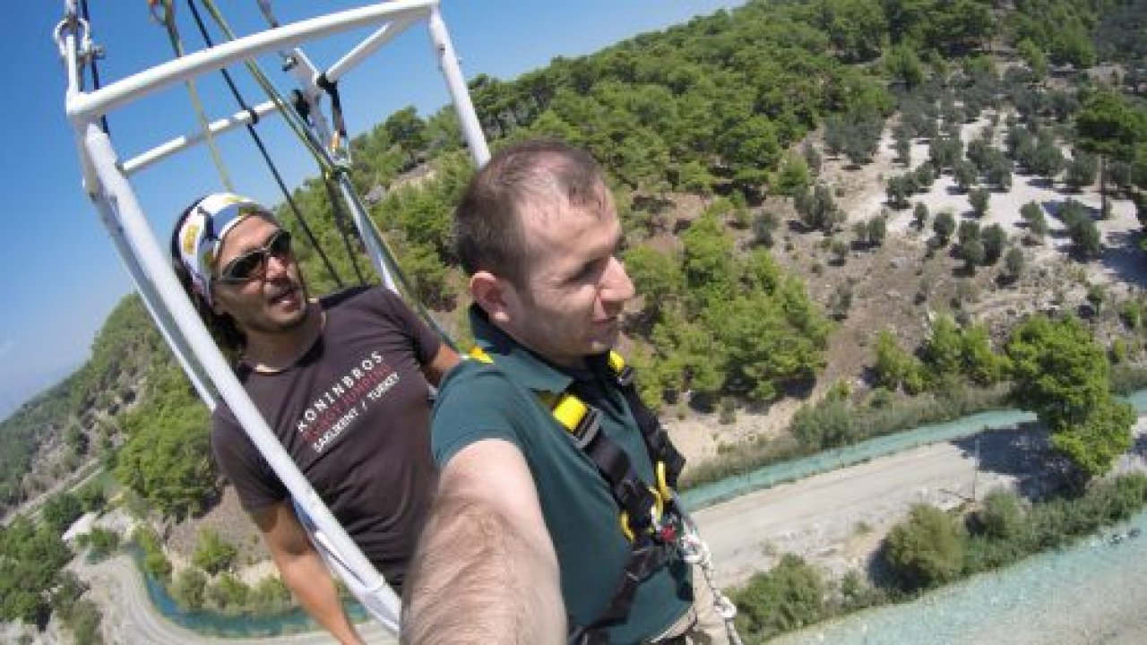 Görme engelli öğretmenin bungee jumping heyecanı