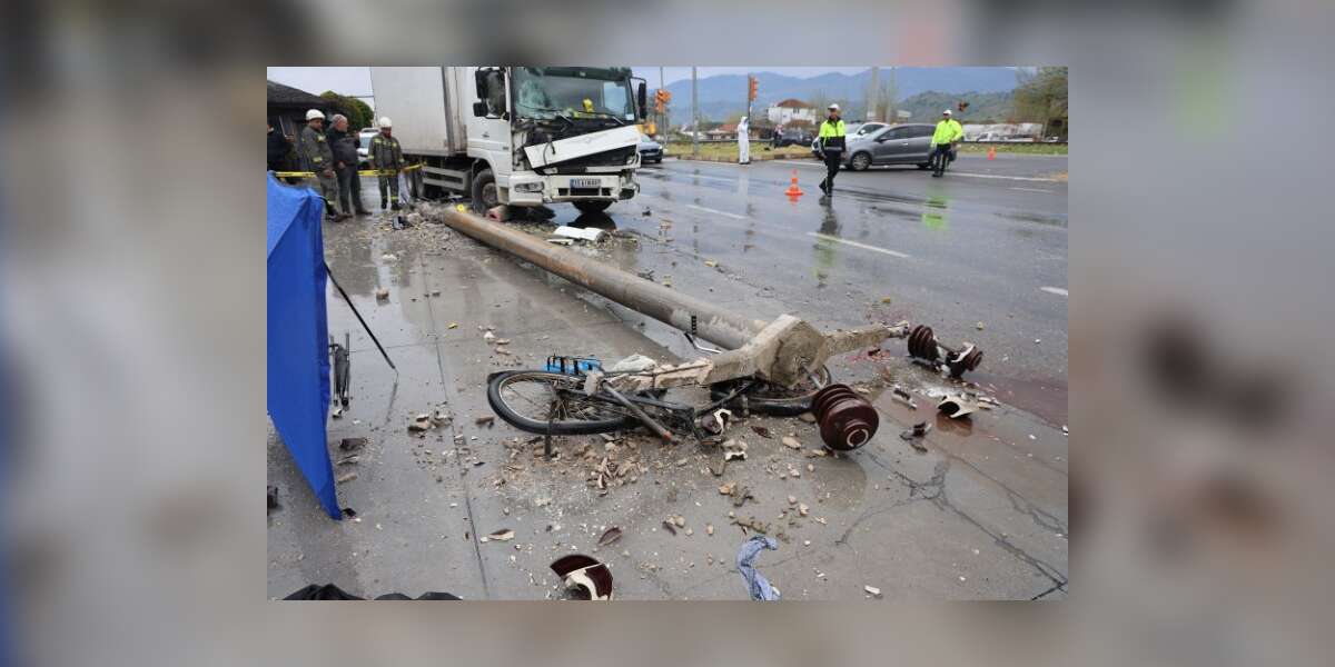 Araç Çarptı, Direk Devrildi, Bisikletli Ezilerek Hayatını Kaybetti