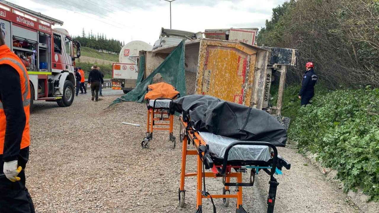 Zincirleme Kaza: 4 Araç Birbirine Girdi,  2 Ölü