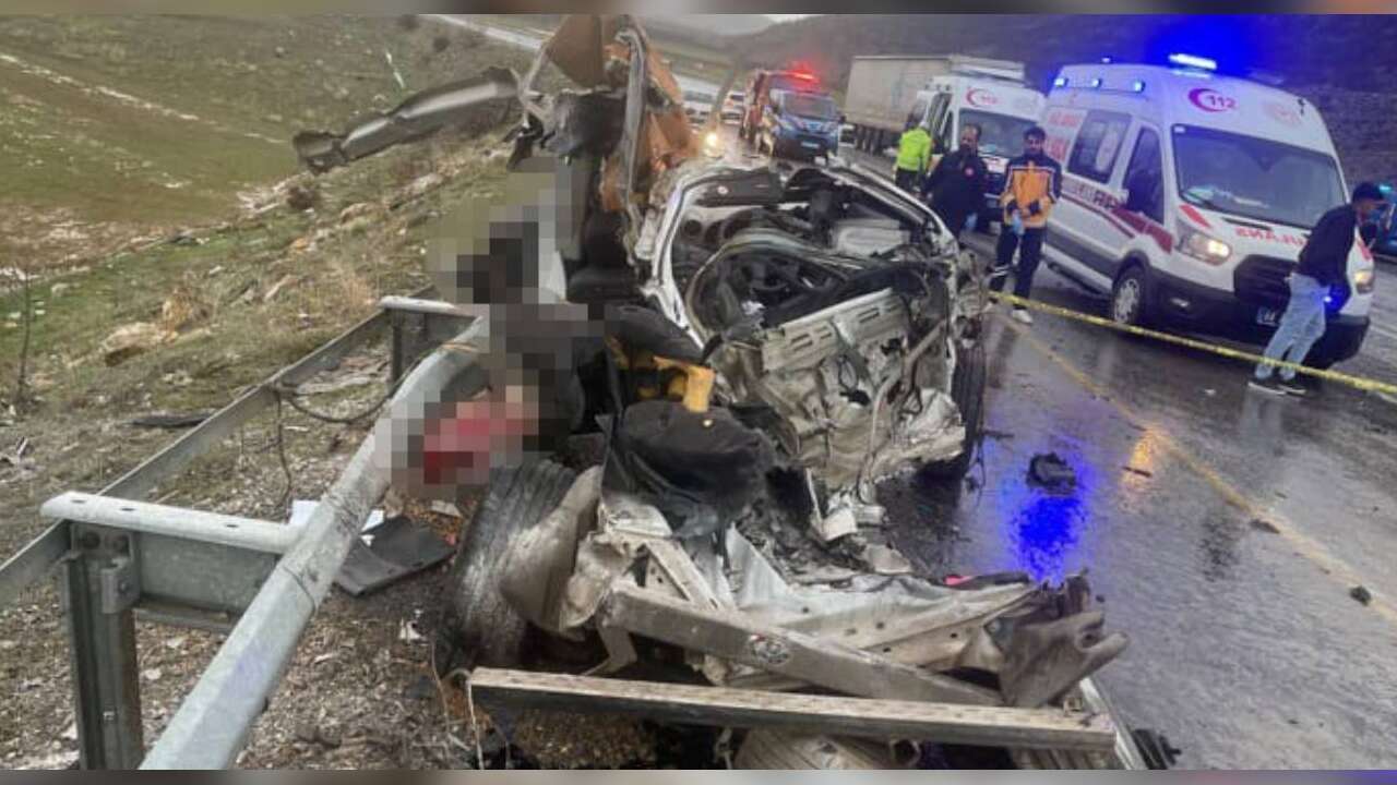 Tır İle Otomobil Kafa Kafaya Çarpıştı: 3 *lü, 1 Yaralı