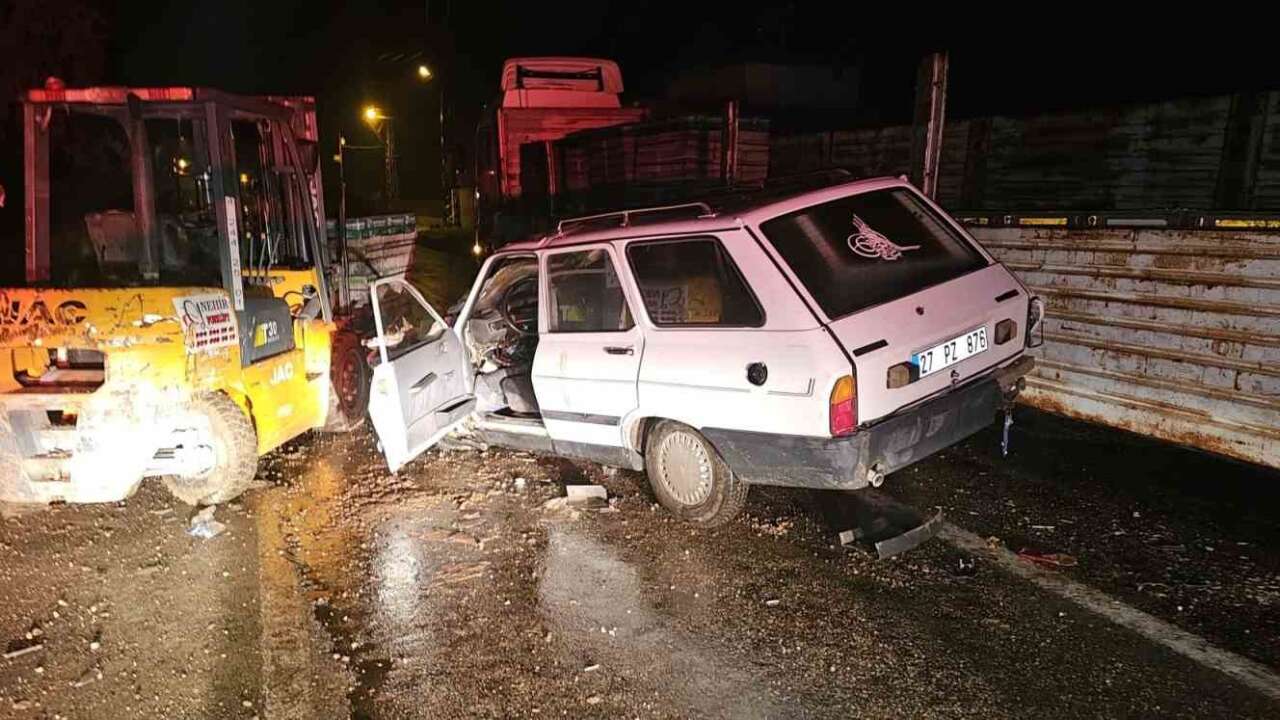 Seyir Halindeki Otomobil Forklifte Çarptı