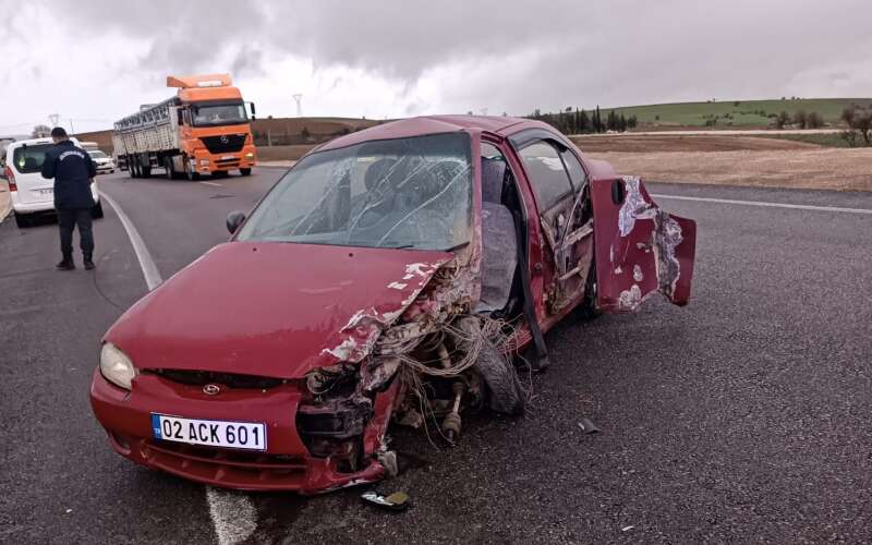 Kaygan Yol Kazaya Davetiye Çıkardı: Karşı Şeride Geçen Araç Çarpıştı, 2 Yaralı