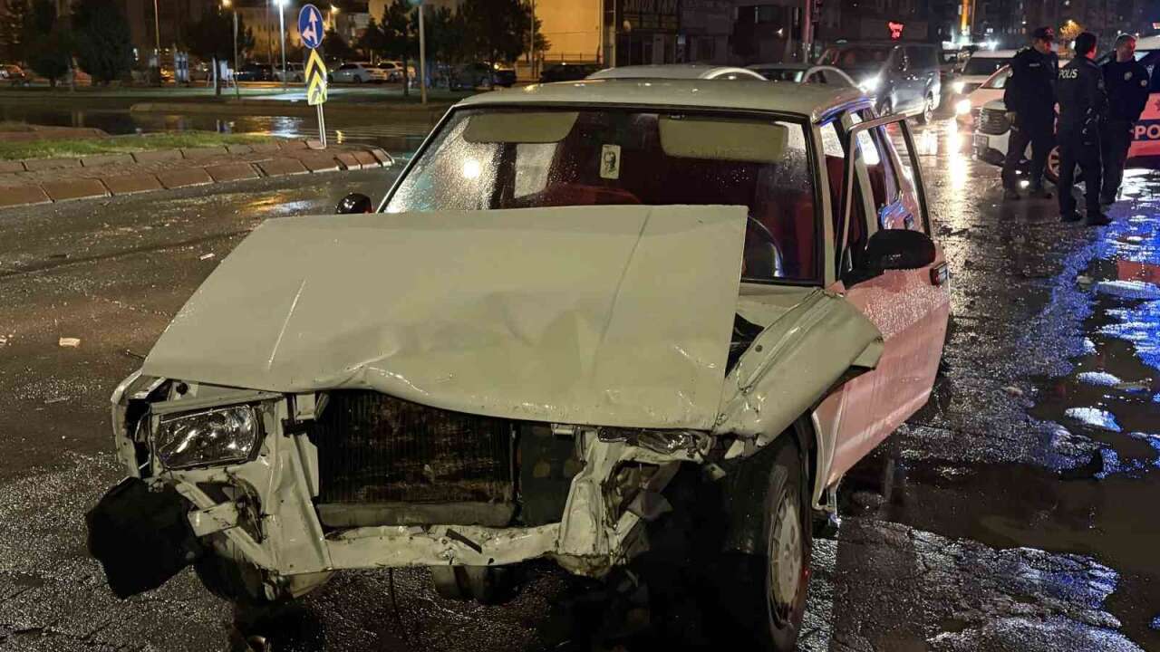 İki Otomobil Çarpıştı: Araç Kağıt Gibi Ezildi