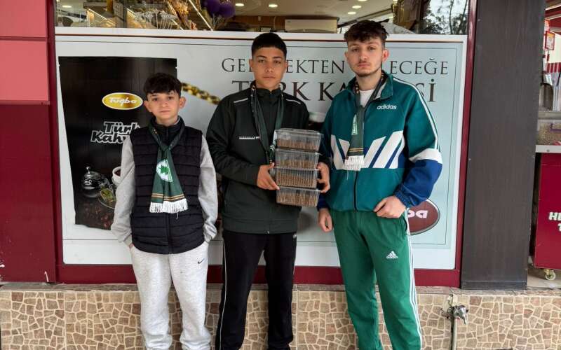 Muğlaspor Taraftarları Menteşe’de Sokak Hayvanlarını Unutmadı