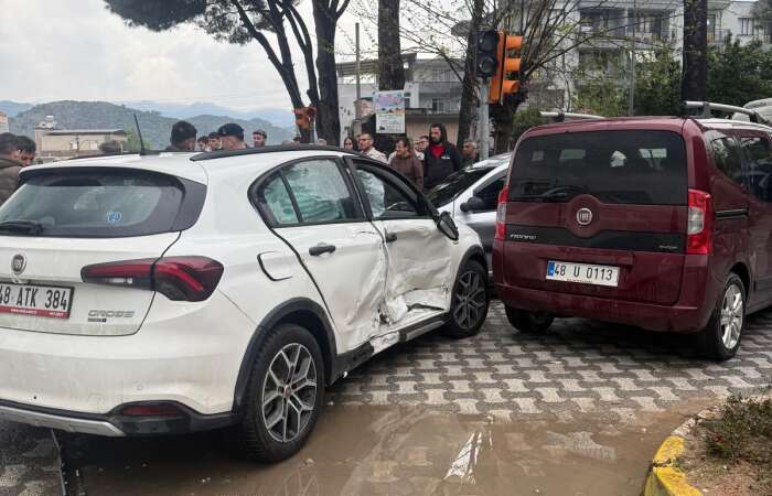 Muğla’da Zincirleme Trafik Kazası: 6 Yaralı