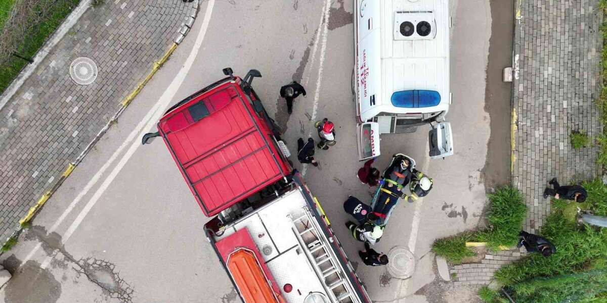 Trafik Kazası Can Aldı: Önce Demir Korkuluklara Çarptı Sonra Dereye Uçtu, Sürücü Kurtarılmadı