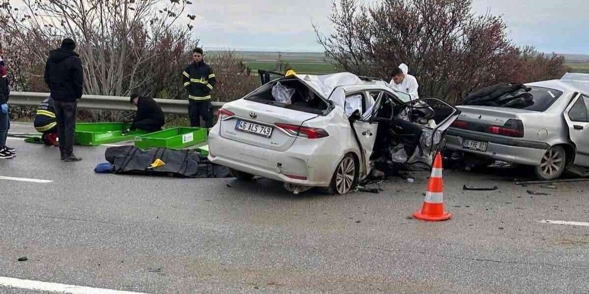 Karayolunda Can Pazarı: İki Otomobil Kafa Kafaya Çarpıştı, 4 Ölü