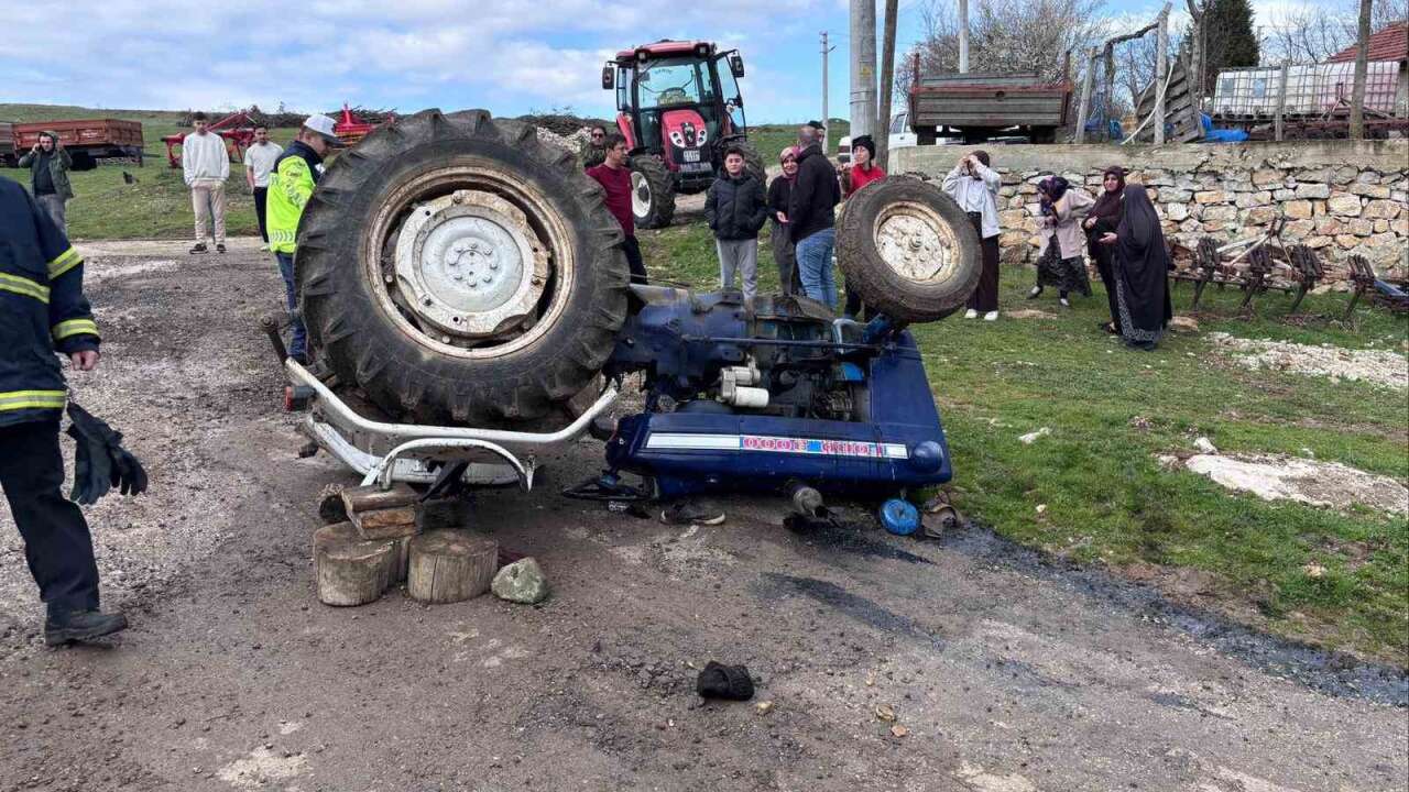 Karaağaç Köyünde Virajı Alamayan Traktör Devrildi: 1 Kişi Hayatını Kaybetti
