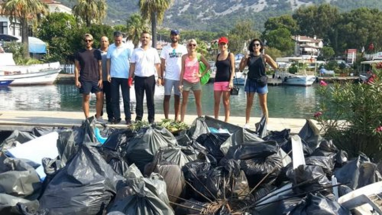 CHP Muğla milletvekili çöp topladı