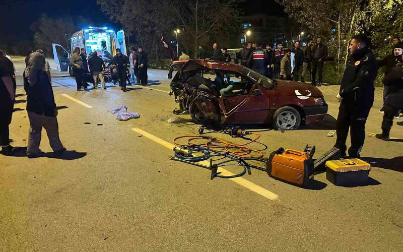 Trafikte İki Araç Birbirine Girdi: 1 Ö*ü 5 Yaralı