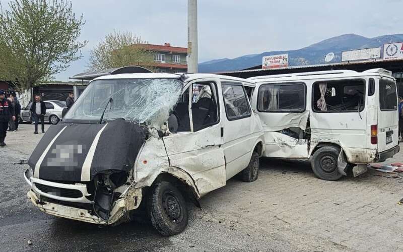 Otobüs ve İki Minibüs Çarpıştı: 1 Ö*ü, 2 Yaralı