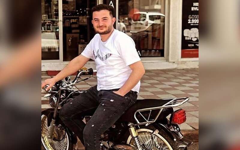 Motosikletiyle Park Halindeki Arabaya Çarptı: Genç Sürücü Hayatını Kaybetti
